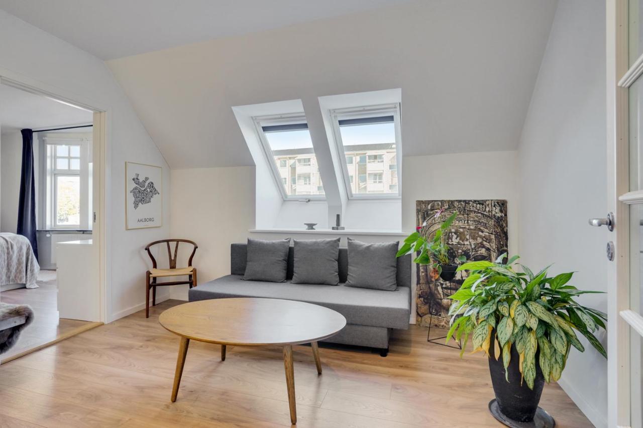 Bath Tub Penthouse In The City Олбор Екстериор снимка
