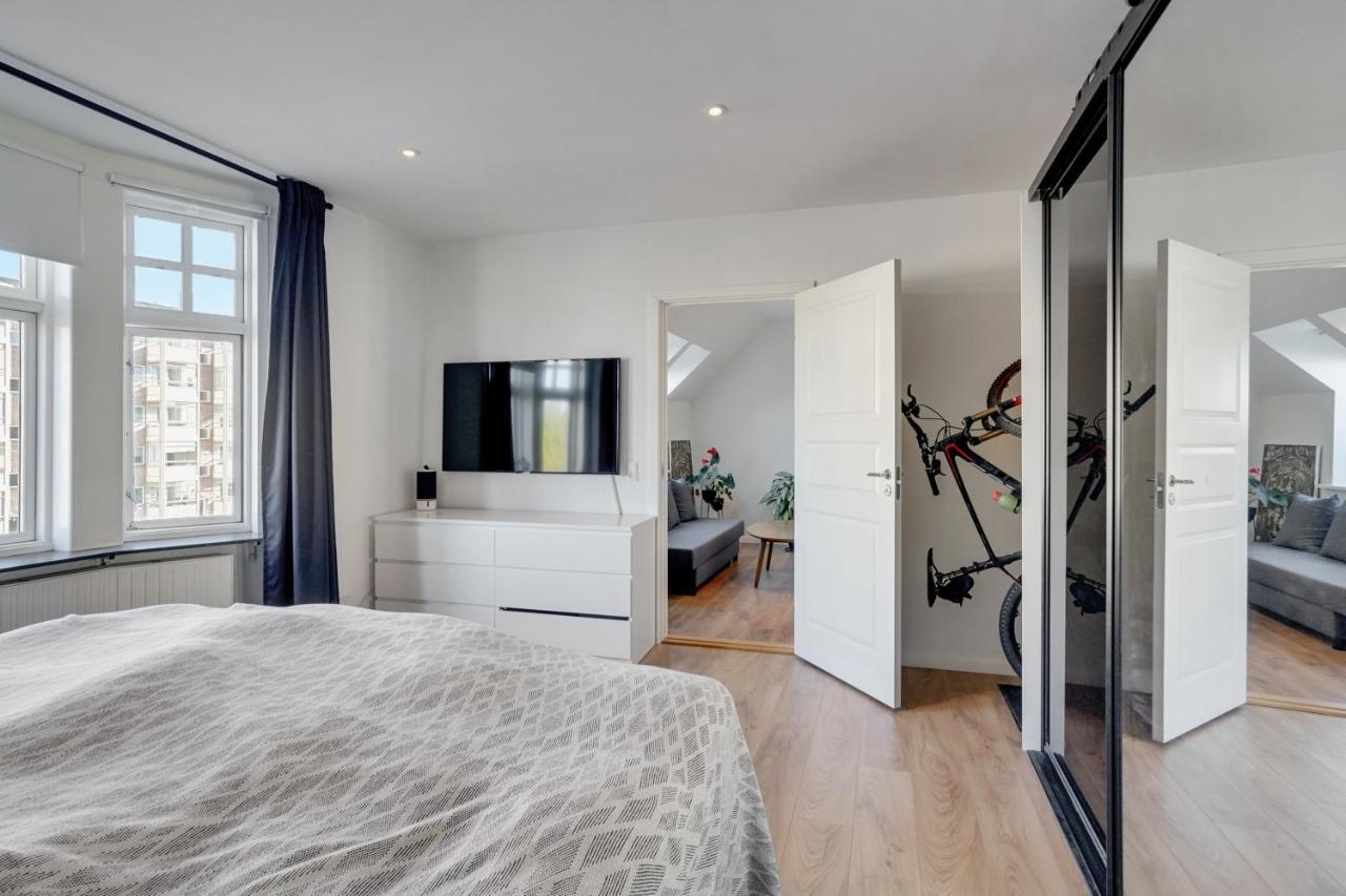 Bath Tub Penthouse In The City Олбор Екстериор снимка